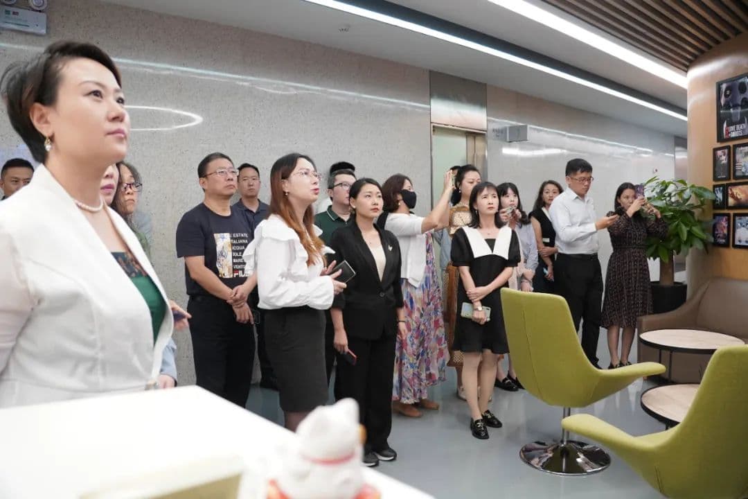 瑞云科技速盈娱乐销售总监邱斌带领一行参观讲解